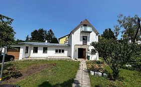 Central-Vintage Villa With Free Parking And 5Min Walk To Metro